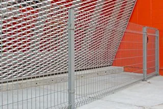Puerta metálica integrada a un cerramiento