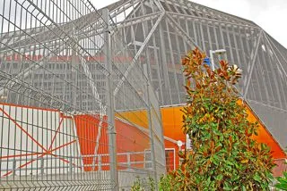Paneles de seguridad instalados en una estructura arquitectónica